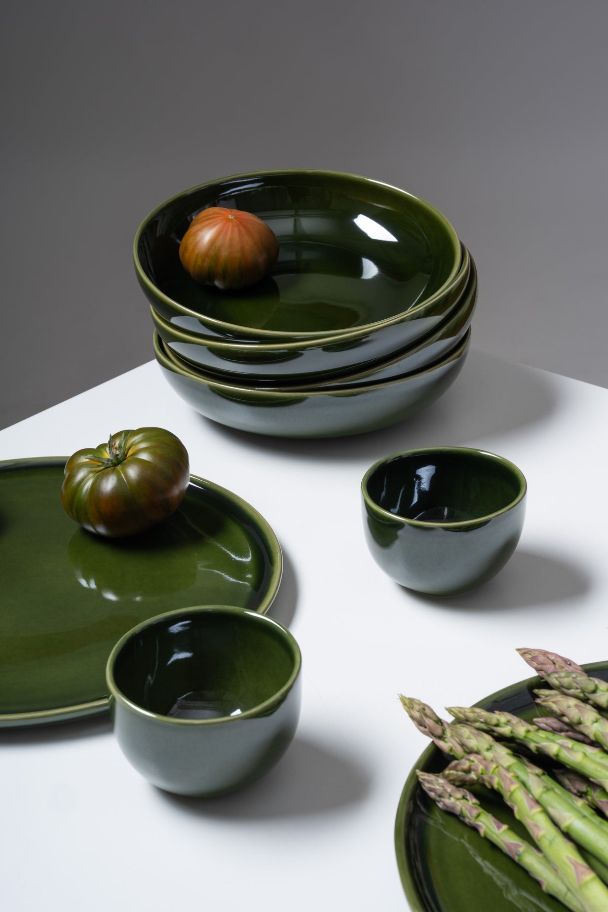 ROSA Moss Green Bowls mit Tomaten und Spargel