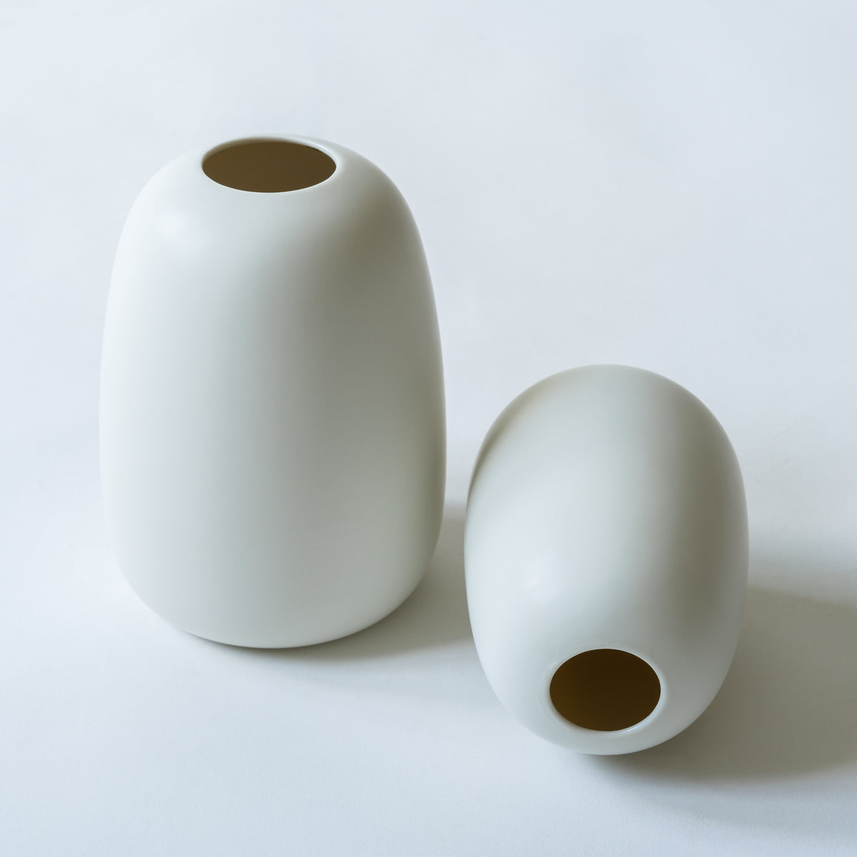 VASES Grand und Small, eine Vase liegend
