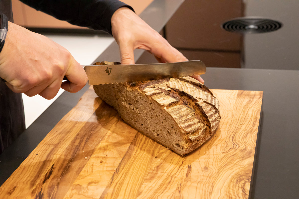 BENNY_galerie_BENNY_Galerie3_Brot_Schneiden.jpg