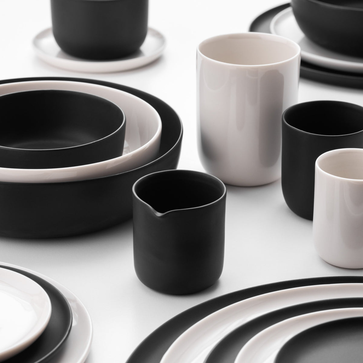 SHINY WHITE & MATTE BLACK : DEUX SURFACES, DEUX AMBIANCES