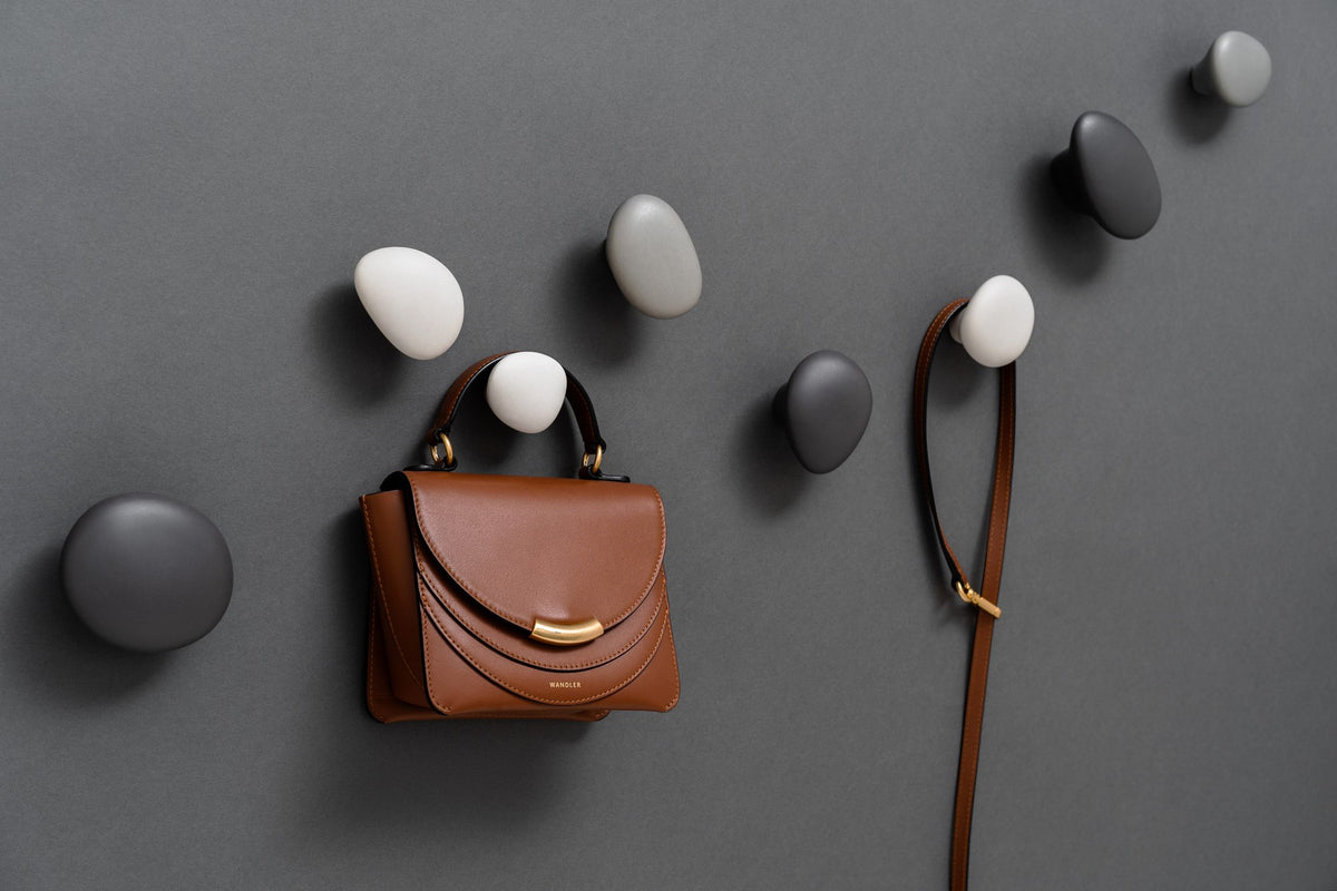 MAOMI HOOKS – Point-At Foto (quer)