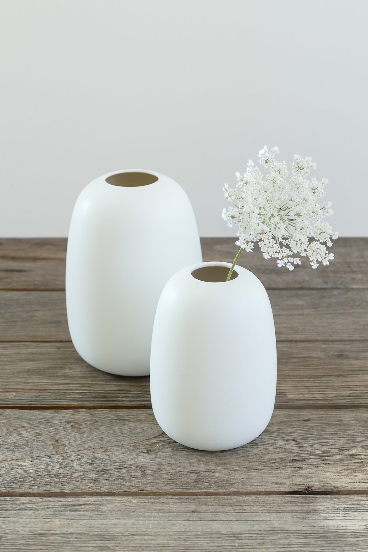 VASES_galerie_VASES_Galerie1_Holztisch_Bluete.jpg